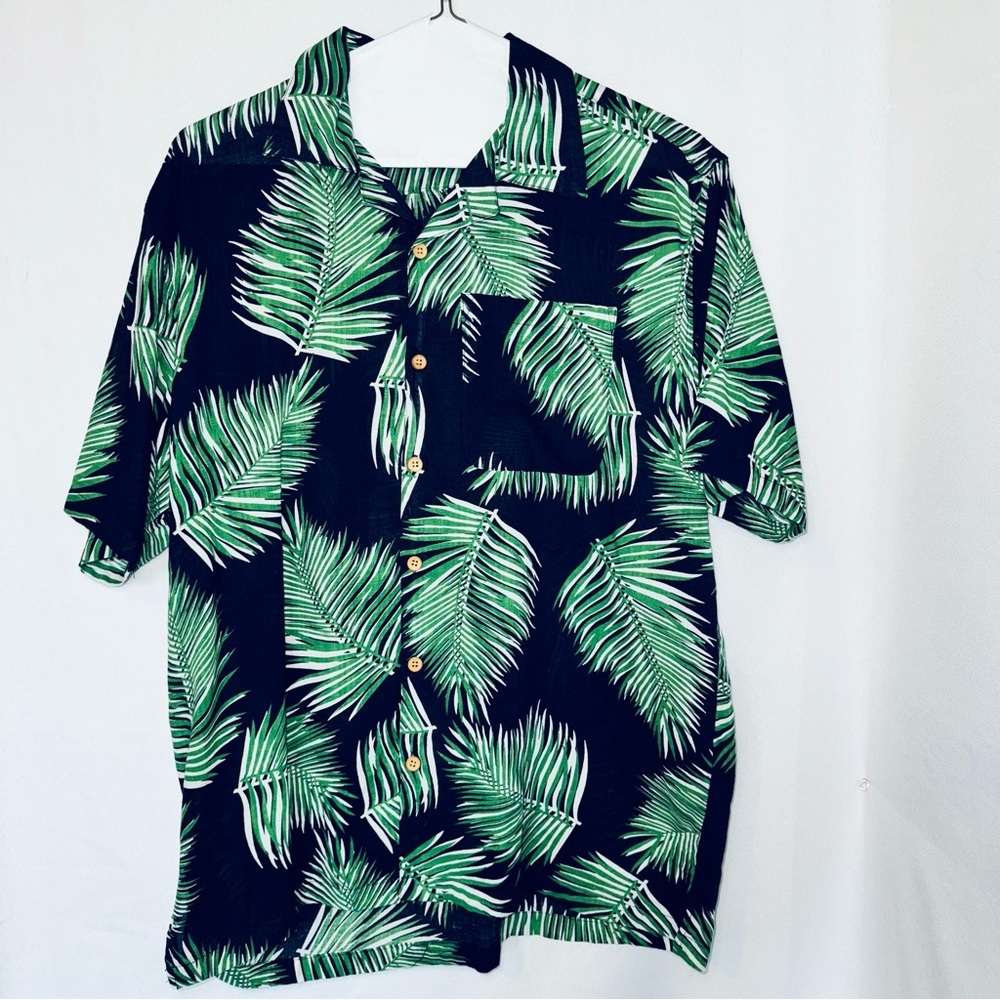 Men’s navy blue Hawaiian shirt with green palm leaves & wood buttons Never worn